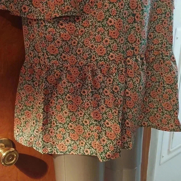NWT Green and red floral peplum top size xl - Picture 3 of 5